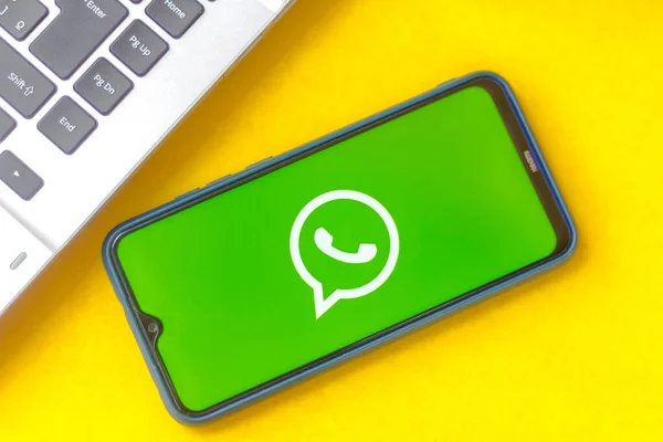 Июля 2020 Года Бразилия Этой Иллюстрации Логотип Whatsapp Показан Смартфоне — стоковое фото