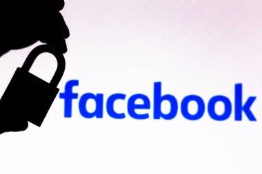 11 Temmuz 2020, Brezilya. Bu resimde Facebook logosunun yanında bir asma kilit görünüyor. Çevrimiçi veri koruması / ihlal kavramı. İnternet gizlilik sorunları