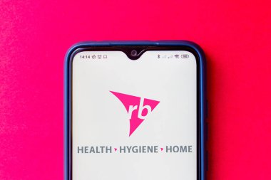 13 Temmuz 2020, Brezilya. Bu resimde Reckitt Benckiser Group (RB) logosu bir akıllı telefonda görüntülenir