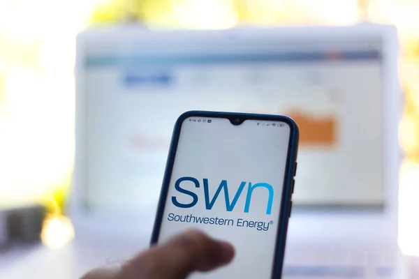 2020年7月13日 在这张照片中 西南能源公司的标志被展示在智能手机上 — 图库照片