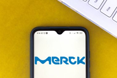 16 Temmuz 2020, Brezilya. Bu resimde Merck KGaA logosu akıllı telefondan gösteriliyor