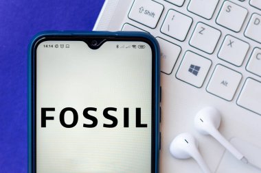 16 Temmuz 2020, Brezilya. Bu resimde Fosil Grubu logosu akıllı telefondan gösteriliyor.
