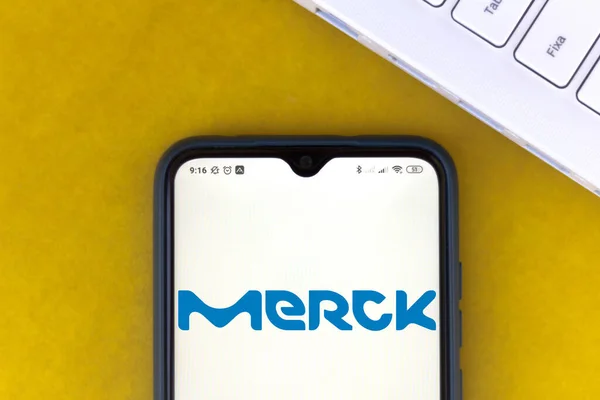 2020年7月16日 图为在智能手机上显示的Merck Kgaa标志 — 图库照片