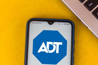 16 Temmuz 2020, Brezilya. Bu resimde ADT logosu akıllı telefondan gösteriliyor.