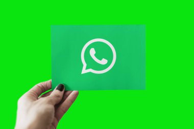 16 Temmuz 2020, Brezilya. Bu resimde WhatsApp logosu yeşil bir kağıt üzerinde görülüyor.