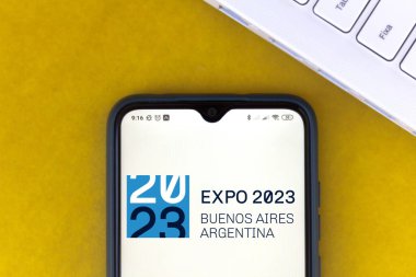 19 Temmuz 2020, Brezilya. Bu resimde, 2023 Dünya Fuarı (2023 Buenos Aires) logosu bir akıllı telefonda sergilenmektedir.