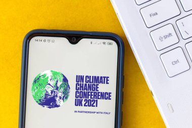 19 Temmuz 2020, Brezilya. Bu resimde 2021 Birleşmiş Milletler İklim Değişikliği Konferansı (COP26) logosu akıllı telefondan gösteriliyor