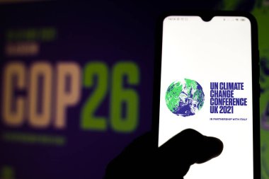 19 Temmuz 2020, Brezilya. Bu resimde 2021 Birleşmiş Milletler İklim Değişikliği Konferansı (COP26) logosu akıllı telefondan gösteriliyor