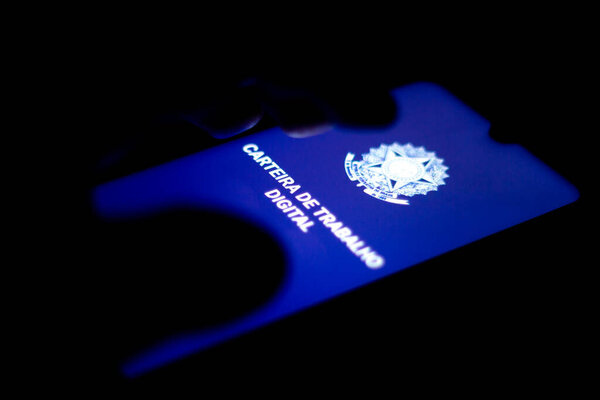 27 июля 2020 года, Бразилия. На этой иллюстрации приложение Carteira de Trabalho Digital показано на смартфоне