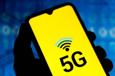 Bu resimde kişi mobil internette sörf yapıyor. 5G yazıtları akıllı telefon ekranında görüntülenir