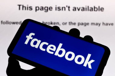1 Ağustos 2020, Brezilya. Bu resimde akıllı telefonunuzdaki Facebook mesajlaşma uygulaması açık. Temel olarak, askıya alınmış bir hesap ve uyarı: Bu sayfa kullanılabilir değil