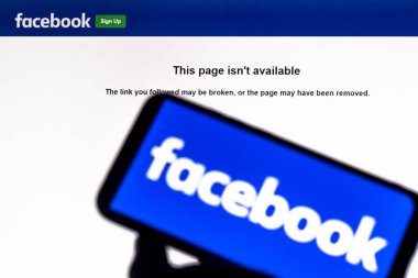1 Ağustos 2020, Brezilya. Bu resimde akıllı telefonunuzdaki Facebook mesajlaşma uygulaması açık. Temel olarak, askıya alınmış bir hesap ve uyarı: Bu sayfa kullanılabilir değil