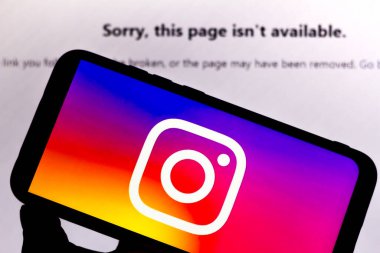 1 Ağustos 2020, Brezilya. Bu resimde akıllı telefonunuzdaki Instagram mesaj uygulaması açık. Temel olarak, askıya alınmış bir hesap ve uyarı: Bu sayfa kullanılabilir değil