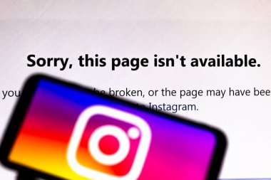 1 Ağustos 2020, Brezilya. Bu resimde akıllı telefonunuzdaki Instagram mesaj uygulaması açık. Temel olarak, askıya alınmış bir hesap ve uyarı: Bu sayfa kullanılabilir değil