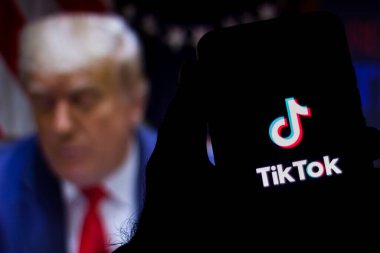1 Ağustos 2020, Brezilya. Bu resimde TikTok logosu akıllı bir telefonda görülüyor. Arka planda ABD Başkanı Donald Trump var. Amerika 'da TikTok' u yasaklayacağını söyledi.