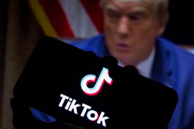 1 Ağustos 2020, Brezilya. Bu resimde TikTok logosu akıllı bir telefonda görülüyor. Arka planda ABD Başkanı Donald Trump var. Amerika 'da TikTok' u yasaklayacağını söyledi.