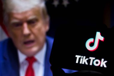 1 Ağustos 2020, Brezilya. Bu resimde TikTok logosu akıllı bir telefonda görülüyor. Arka planda ABD Başkanı Donald Trump var. Amerika 'da TikTok' u yasaklayacağını söyledi.