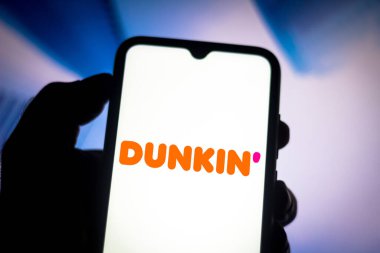 1 Ağustos 2020, Brezilya. Bu resimde Dunkin Donutları logosu akıllı telefondan gösteriliyor.
