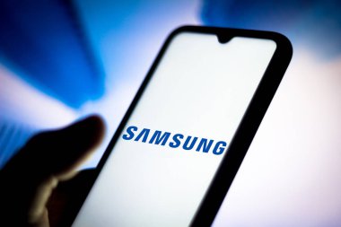 1 Ağustos 2020, Brezilya. Bu resimde Samsung logosu akıllı telefondan gösteriliyor.