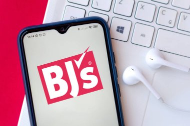 1 Ağustos 2020, Brezilya. Bu resimde Toptan Kulüp Holding (BJ) logosu bir akıllı telefonda gösteriliyor