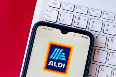 1 Ağustos 2020, Brezilya. Bu resimde ALDI logosu akıllı telefondan gösteriliyor.