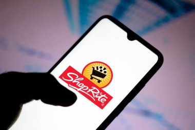 5 Ağustos 2020, Brezilya. Bu resimde, ShopRite süpermarketlerinin logosu akıllı telefondan gösteriliyor.