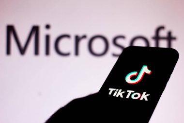 7 Ağustos 2020, Brezilya. Bu resimde TikTok logosu akıllı bir telefonda görülüyor. Arka planda Microsoft Şirketi logosu var.