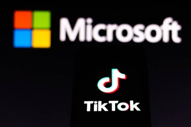 7 Ağustos 2020, Brezilya. Bu resimde TikTok logosu akıllı bir telefonda görülüyor. Arka planda Microsoft Şirketi logosu var.