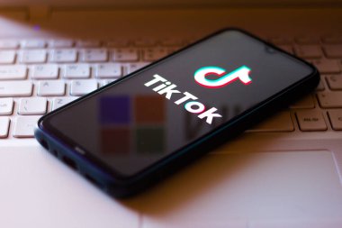 7 Ağustos 2020, Brezilya. Bu resimde TikTok logosu akıllı bir telefonda görülüyor. Arka planda Microsoft Şirketi logosu var.