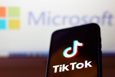 7 Ağustos 2020, Brezilya. Bu resimde TikTok logosu akıllı bir telefonda görülüyor. Arka planda Microsoft Şirketi logosu var.