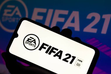 13 Ağustos 2020, Brezilya. Bu resimde FIFA 21 logosu bir akıllı telefonda sergilenmektedir.