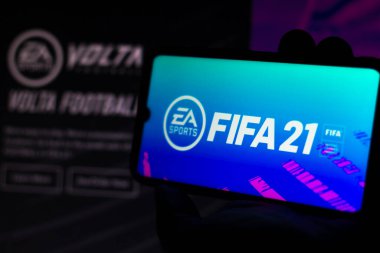 13 Ağustos 2020, Brezilya. Bu resimde FIFA 21 logosu bir akıllı telefonda sergilenmektedir.