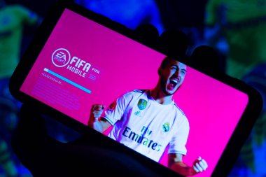 13 Ağustos 2020, Brezilya. Bu resimde FIFA 21 logosu bir akıllı telefonda sergilenmektedir.