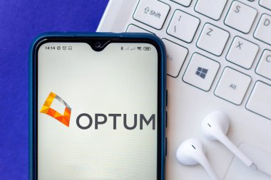 14 Ağustos 2020, Brezilya. Bu resimde Optum logosu akıllı telefondan gösteriliyor.