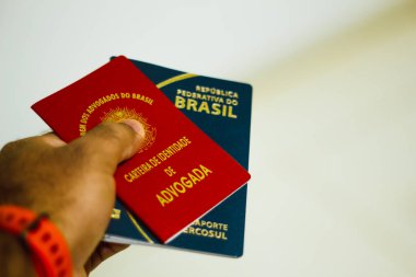 Brezilya 'dan gelen avukatın elinde kimlik belgesi var. Carteira da OAB (Ordem dos Advogados do Brasil) ve Repblica Federativa do Brasil 'in Yeni Pasaportu - Mercosur Pasaportu