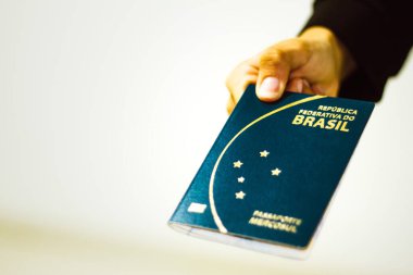 Repblica Federativa do Brasil - Mercosur Pasaportu 'nun yeni pasaportunu elinde tutan kadın, yabancı seyahat için önemli bir belge.
