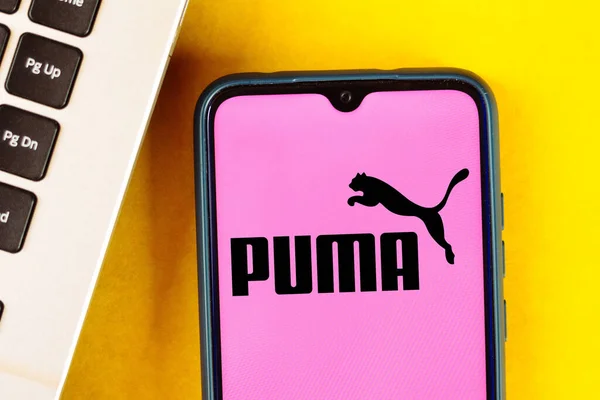 24. August 2020, Brasilien. Auf dieser Foto-Illustration ist das Logo der PUMA SE auf einem Smartphone zu sehen — Stockbild August 2020 Brasilien Auf Dieser Foto Illustration Ist Das Logo — Stockfoto