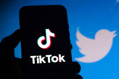 25 Ağustos 2020, Brezilya. Bu resimde TikTok logosu akıllı bir telefonda görülüyor. Arka planda, bilgisayar ekranındaki Twitter logosu