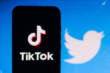 25 Ağustos 2020, Brezilya. Bu resimde TikTok logosu akıllı bir telefonda görülüyor. Arka planda, bilgisayar ekranındaki Twitter logosu
