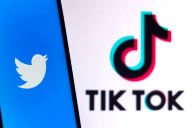 25 Ağustos 2020, Brezilya. Bu resimde Twitter logosu akıllı bir telefondan gösteriliyor. Arka planda, bilgisayar ekranındaki TikTok logosu