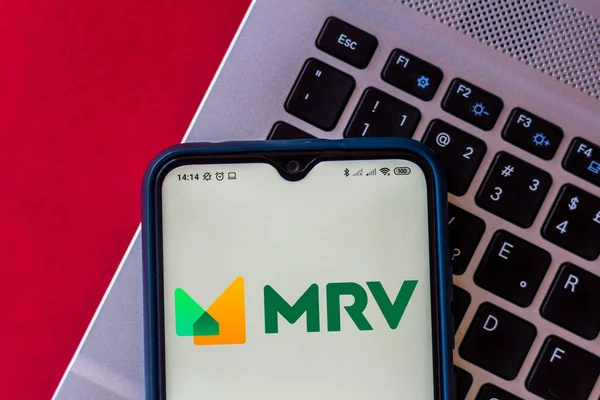 2020 브라질 삽화에서 Mrv 엔겐하리아 로고는 스마트폰에 표시되어 있습니다 — 스톡 사진