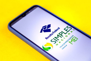 2 Eylül 2020, Brezilya. Bu resimde SIMPLES Nacional (MEI) uygulama logosu bir akıllı telefonda görüntülenir