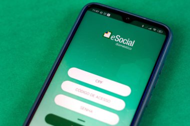 2 Eylül 2020, Brezilya. Bu resimde eSocial uygulamasının logosu bir akıllı telefonda gösteriliyor