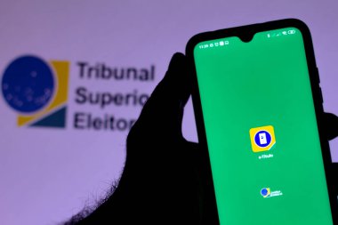 2 Eylül 2020, Brezilya. Bu resimde e-Titulo uygulamasının logosu akıllı telefondan gösteriliyor.