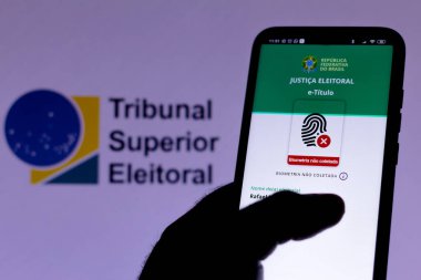 2 Eylül 2020, Brezilya. Bu resimde e-Titulo uygulamasının logosu akıllı telefondan gösteriliyor.