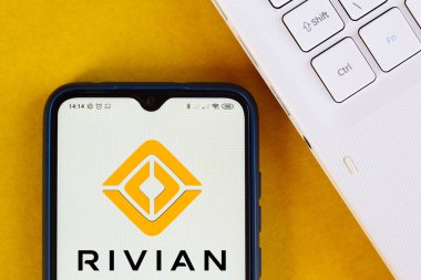 3 Eylül 2020, Brezilya. Bu resimde Rivian logosu bir akıllı telefonda sergileniyor.