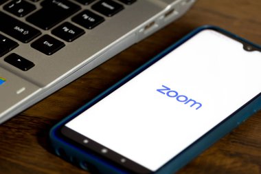 4 Eylül 2020, Brezilya. Bu resimde, Zoom Video İletişim logosu akıllı telefondan gösteriliyor