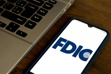 4 Eylül 2020, Brezilya. Bu resimde Federal Mevduat Sigorta Şirketi (FDIC) logosu bir akıllı telefonda gösteriliyor