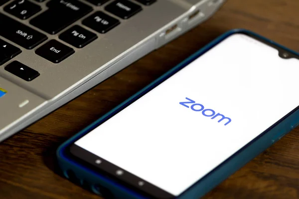 2020 브라질 그림에서 비디오 커뮤니케이션스 Zoom Video Communications 로고는 스마트폰에 — 스톡 사진