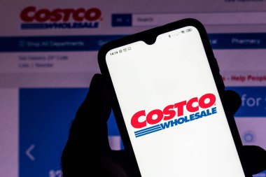 5 Eylül 2020, Brezilya. Bu resimde Costco Toptan Şirketi 'nin akıllı bir telefonda sergilendiği görülüyor. Arka planda, web sitesi ABD 'de İşçi Bayramı promosyonlarıyla açıldı.